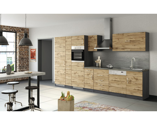 Helle Küche mit Holzfronten, Spüle, Herd und Esstisch mit Barhockern.