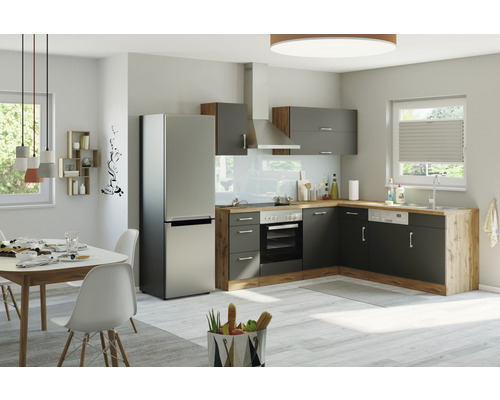 Helle Küche mit Einbauküche, Esstisch und Kühl-Gefrierkombination