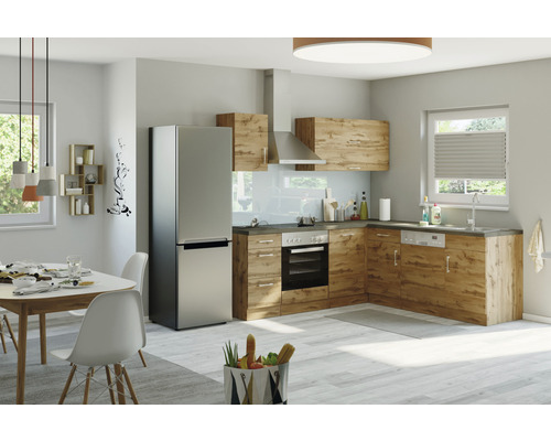 Helle Küche mit Küchenmöbeln in Holzoptik, Edelstahlkühlschrank und Essbereich mit Tisch und Stühlen.