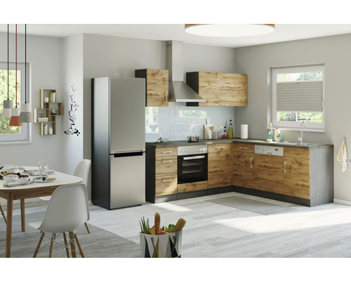 Helle Küche mit Einbauküche, Küchentisch und Kühl-Gefrierkombination