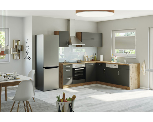 Moderne Küche mit Küchenschränken, Spüle, Geschirrspüler und Kühl-Gefrierkombination