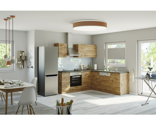 Helle Küche mit Holzakzenten, Küchentisch und Kühl-Gefrierkombination