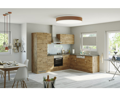 Helle Küche mit Holzelementen, Esstisch und Stühlen in einem geräumigen Zimmer