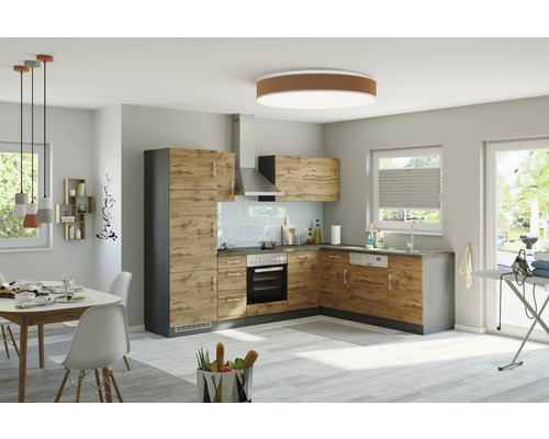 Moderne Wohnküche mit Küchenzeile in Holzoptik, Esstisch und Beleuchtung