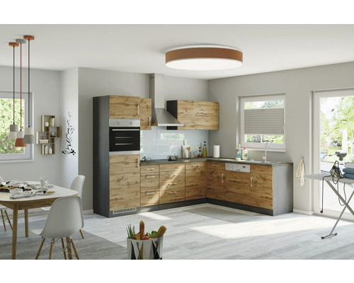 Cuisine moderne avec coin repas, cuisine intégrée aspect bois, hotte aspirante et éclairage