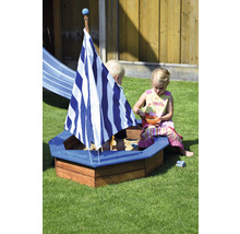 Bac à sable en forme de bateau avec deux enfants dans le jardin.