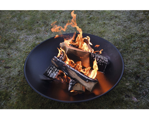 Feuerstelle mit brennendem Holz im Garten