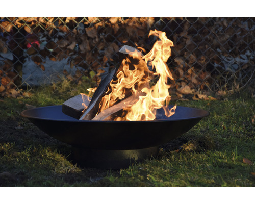 Feuerstelle mit brennendem Holz im Garten