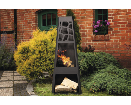 Feuersäule mit Holz in einem Garten