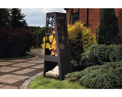 Dekorativer Terrassenofen mit Holzablage im Garten