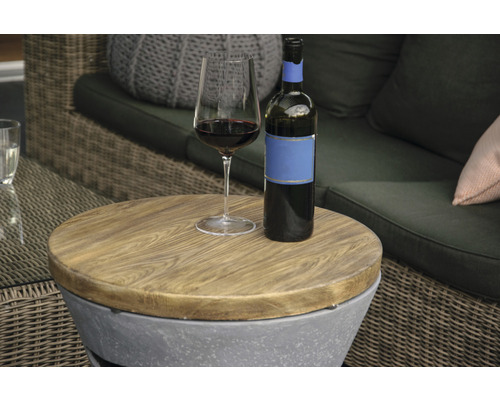 Rotweinglas und Weinflasche auf Beistelltisch