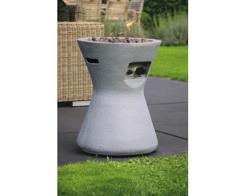 Graue Gasfeuerstelle aus Stein mit Lavasteinen im Garten