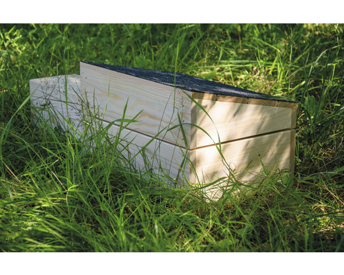 Maison à hérissons en bois dans l''herbe