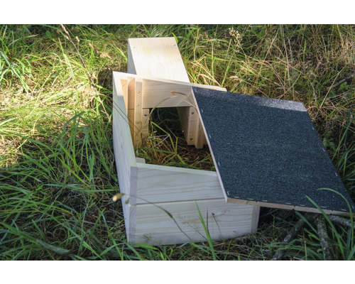 Nichoir à chauves-souris en bois dans l''herbe