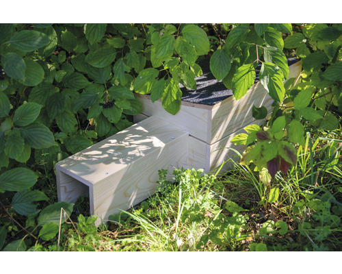 Maison à hérissons en bois dans le jardin