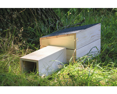 Maison à hérissons en bois dans l''herbe