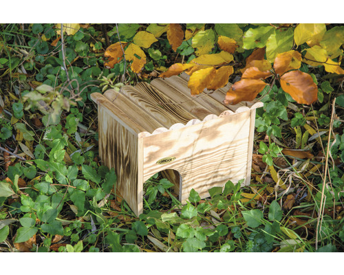 Maison à hérissons en bois dans le jardin