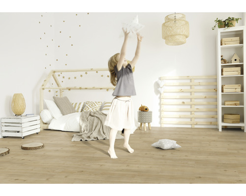 Mädchen spielt in einem hellen Kinderzimmer mit Holzboden, Hausbett und Sternen-Wanddekoration.