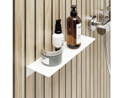 Regal im Badezimmer mit Pflegeprodukten