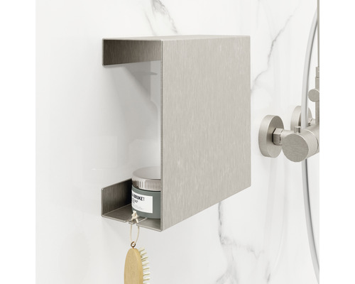 Duschablage aus Metall an einer gefliesten Wand