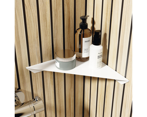 Eckregal mit Kosmetikprodukten im Badezimmer