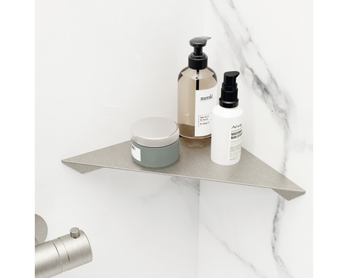 Eckregal aus Metall im Badezimmer mit Pflegeprodukten