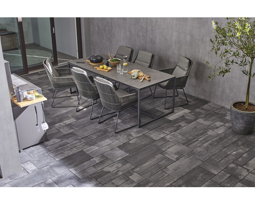 Espace extérieur avec table à manger, chaises et pavés