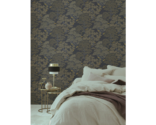 Chambre à coucher avec papier peint décoratif forêt, table de chevet et lit