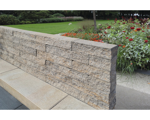 Mur de jardin en blocs de pierre naturelle à l''extérieur