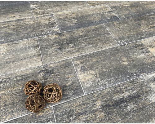 Verlegte Bodenfliesen mit drei dekorativen Kugeln