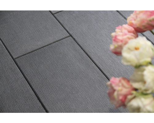 Dunkle Terrassendielen mit Holzstruktur