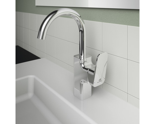 Waschtischarmatur aus Metall im Badezimmer