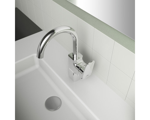 Waschtischarmatur aus Metall auf einem Waschbecken