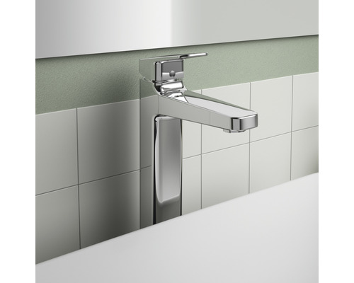 Verchromter Waschtischmischer vor Wandfliesen