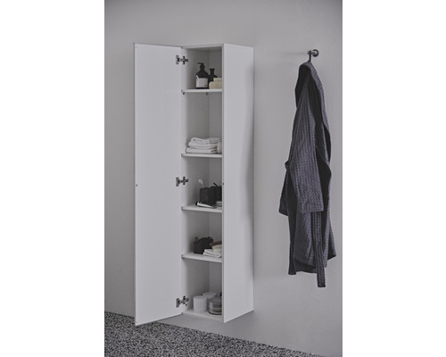 Salle de bains avec armoire suspendue blanche ouverte et peignoir au mur