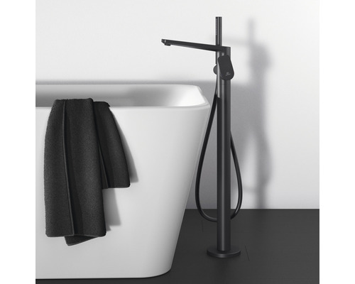 Freistehende Badewanne mit Armatur und Handtuch