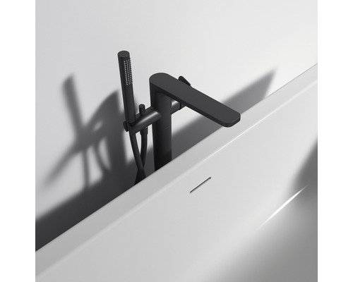 Schwarze freistehende Badewannenarmatur mit Handbrause auf Badewanne montiert