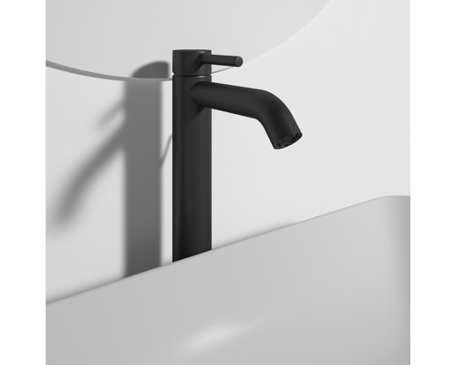 Schwarzer Waschtischmischer auf einem Waschbecken