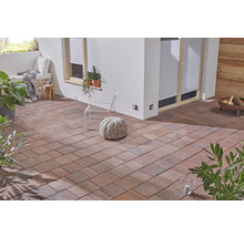 Terrasse avec pavés, sièges et décoration