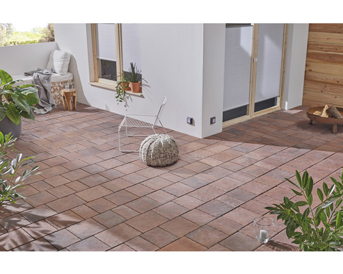 Terrasse avec pavés, sièges et décoration