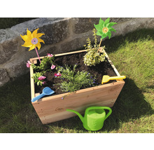 Jardinière en bois plantée de fleurs, d''herbes aromatiques, de moulins à vent et d''outils de jardinage