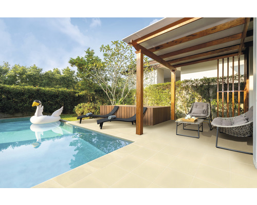 Scène avec piscine, chaises longues, salon de jardin et dalles de terrasse