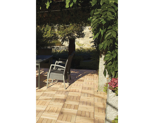 Terrasse avec carreaux de bois et mobilier de jardin sous les arbres
