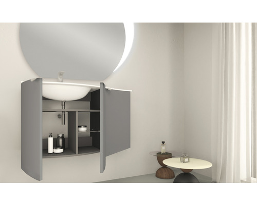 Modernes Badezimmer mit Waschbeckenunterschrank, offenem Stauraum und rundem Spiegel mit Beleuchtung