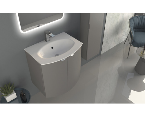 Badezimmer mit Waschtischunterschrank, Waschbecken und beleuchtetem Spiegel