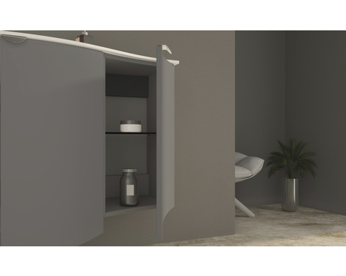 Badezimmer Szene mit einem offenen Unterschrank, einem Sessel und einer Zimmerpflanze