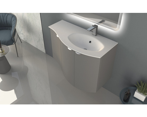 Modernes Badezimmer mit Waschbeckenunterschrank, Waschtisch und Spiegel mit Beleuchtung.