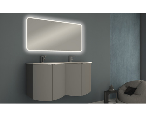 Badezimmer mit beleuchtetem Spiegel und Waschtischunterschrank