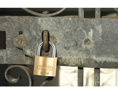 Cadenas ABUS sur une porte métallique