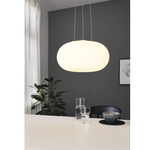 Lampe suspendue ovale en verre au-dessus d''une table à manger